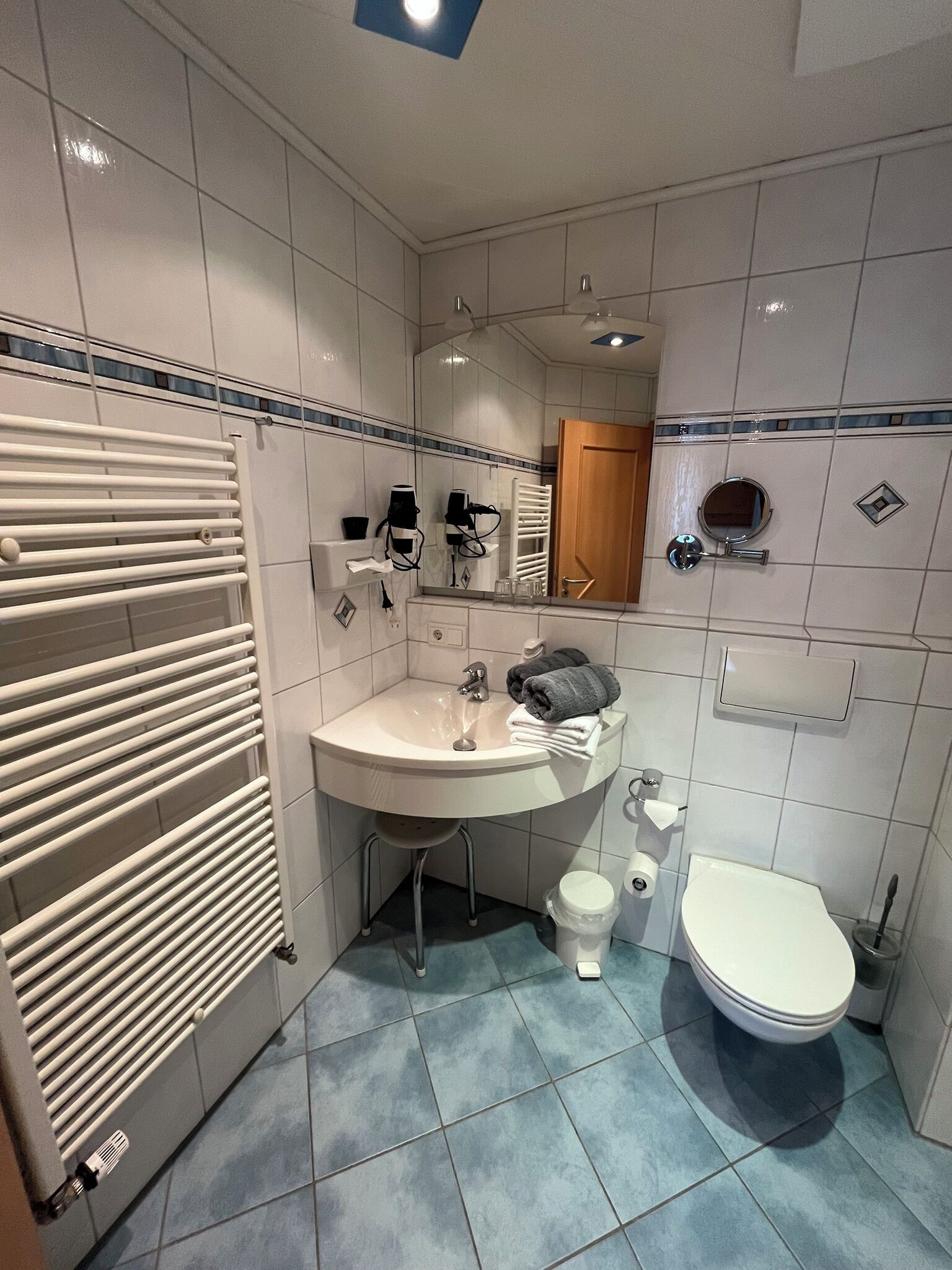 apartment | bathroom | shower, free toiletries, hair dryer, towels