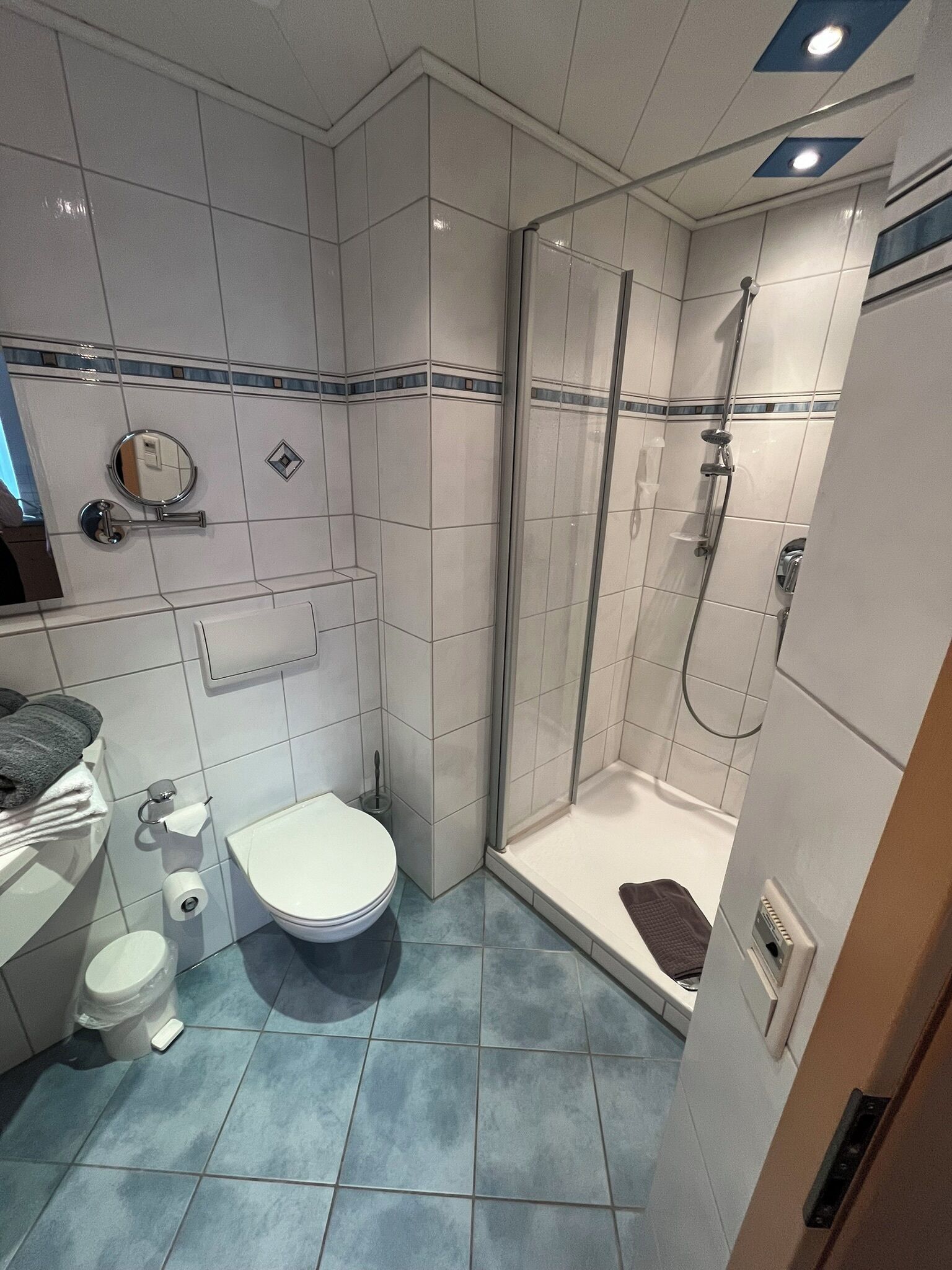 apartment | bathroom | shower, free toiletries, hair dryer, towels