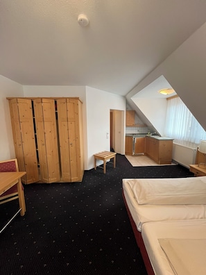 Appartement | Coffres-forts dans les chambres, ameublement personnalisé, bureau
