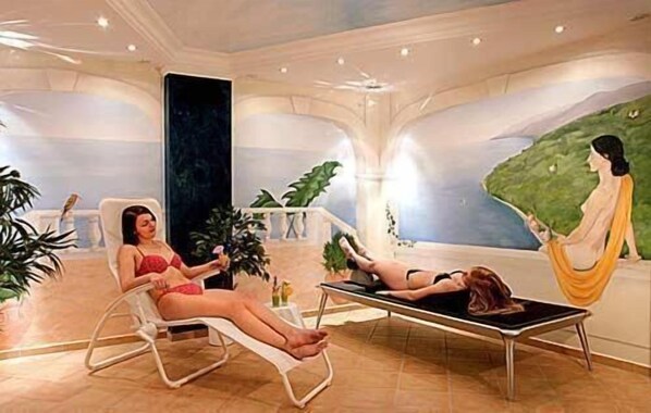 Een sauna, een stoombad, een Turks bad/hammam