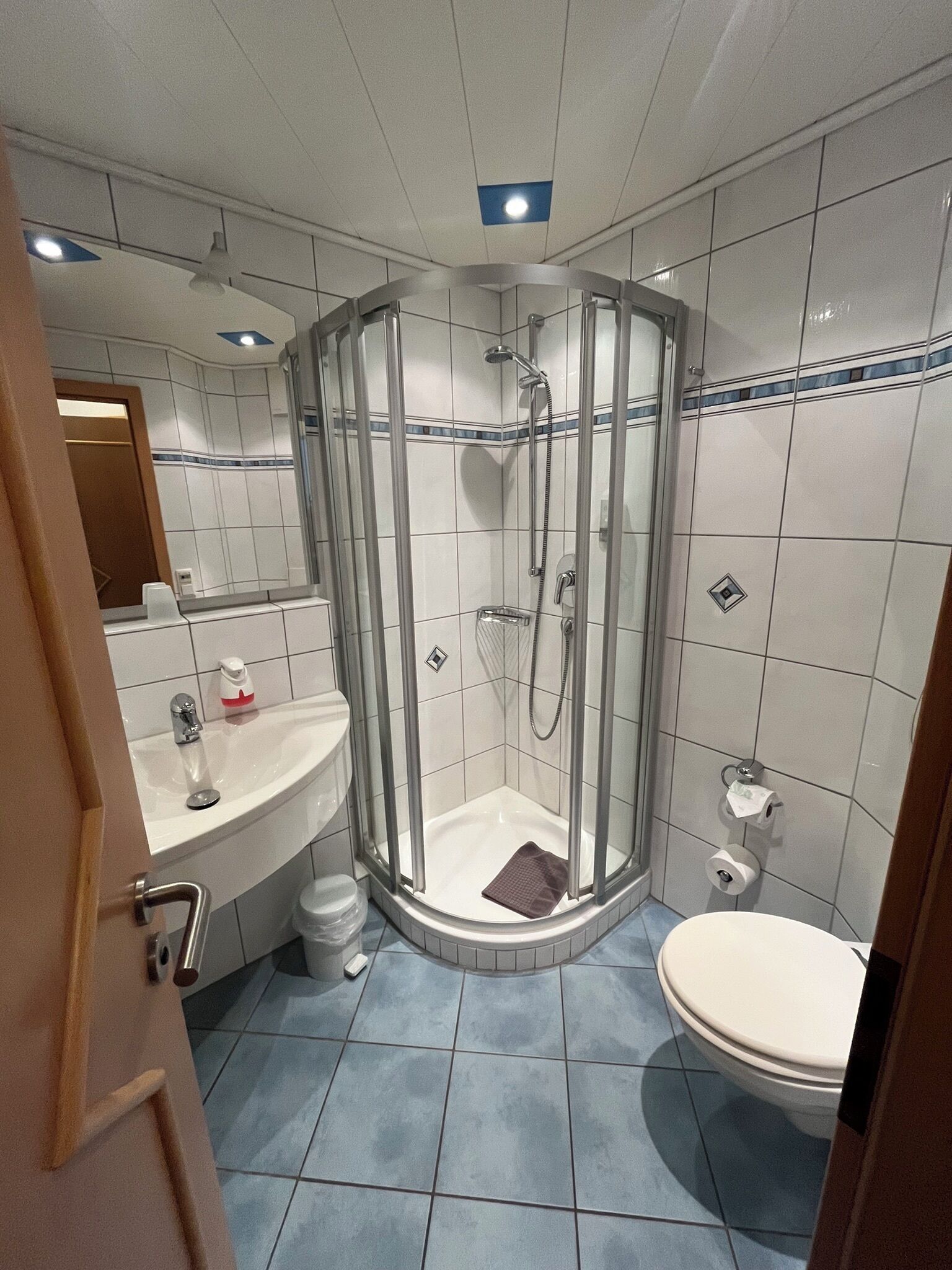 single room | bathroom | shower, free toiletries, hair dryer, towels