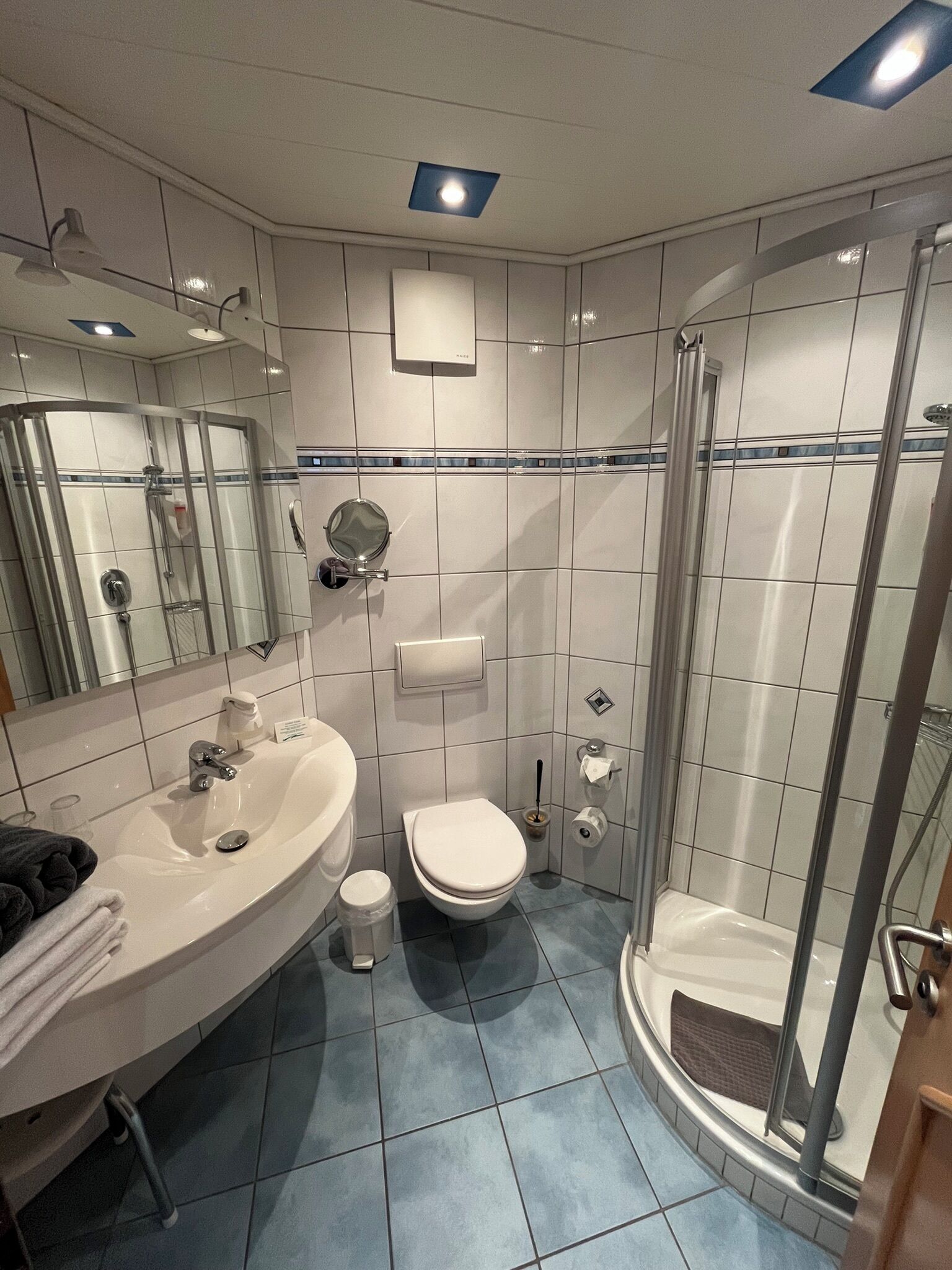comfort double room | bathroom | shower, free toiletries, hair dryer, towels