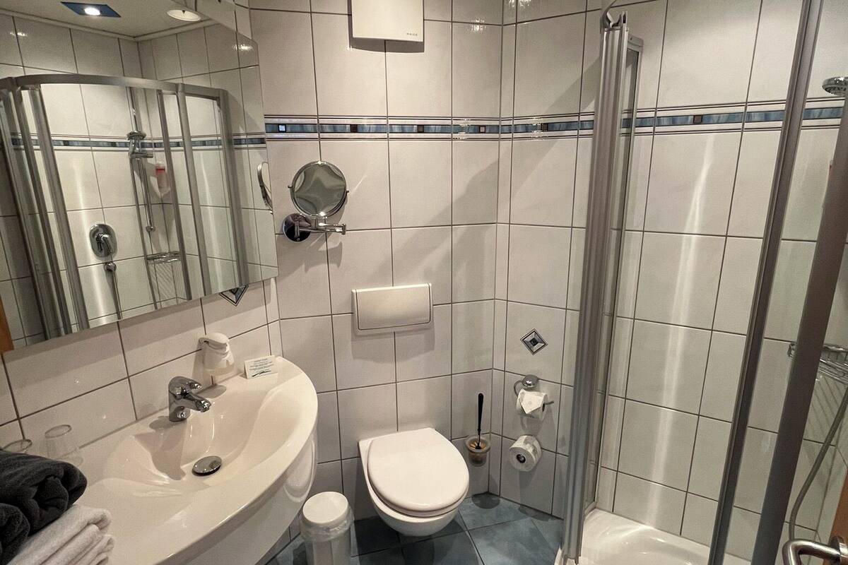 comfort double room | bathroom | shower, free toiletries, hair dryer, towels