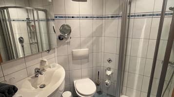 Habitación Confort doble | Baño | Ducha, artículos de higiene personal gratuitos y secador de pelo
