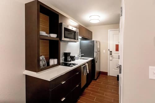 Full-size fridge, microwave, stovetop, dishwasher