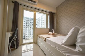 Desk, soundproofing, free WiFi, bed sheets - USP Suites at Shore Residences (Pasay)