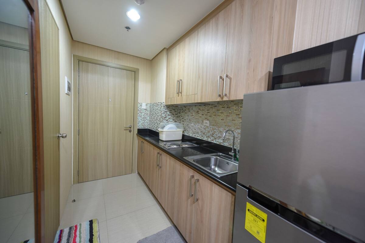Full-sized fridge, microwave, stovetop, electric kettle