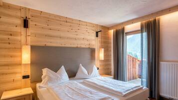 Apartment, 1 Bedroom, Non Smoking | 1 bedroom, in-room safe, free WiFi, bed sheets