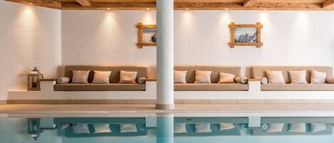 Piscina coperta, con ingresso dalle 08:00 alle 20:00, lettini