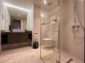 标准公寓, 2 张双人床 (Duplex) | 浴室 | 淋浴设施、免费洗浴用品、吹风机、浴袍