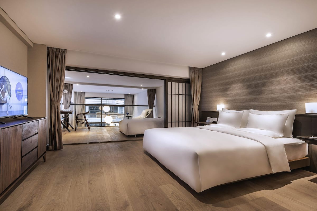 Suite Deluxe, varias camas | Caja de seguridad en la habitación y decoración personalizada
