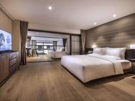 Suite Deluxe, plusieurs lits | Coffres-forts dans les chambres, décoration personnalisée