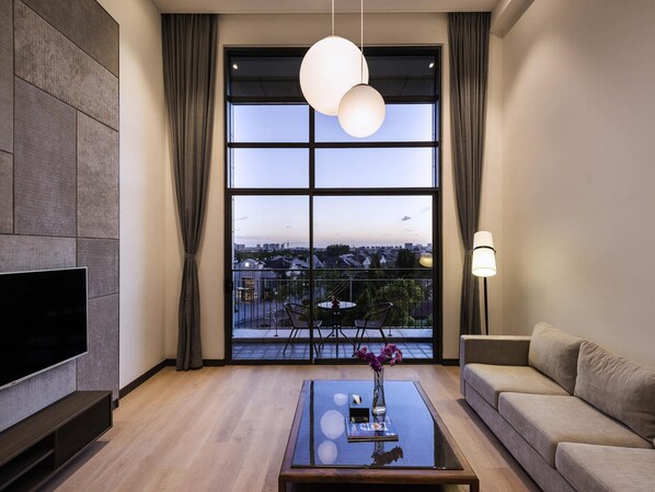 Suite Deluxe, 1 letto king (Duplex) | Una cassaforte in camera, con stile personalizzato, ferro/asse da stiro