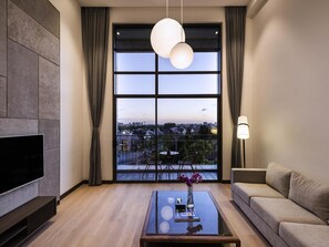 Suíte luxo, 1 cama King (Duplex) | Cofres nos quartos, individualmente decorados