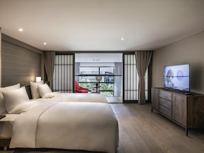 Suite Deluxe, 2 camas individuales | Caja de seguridad en la habitación y decoración personalizada