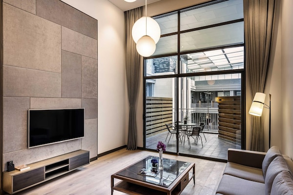 Suite executiva, 1 llit de matrimoni gran (Duplex) | Caixa forta a l'habitació i decoració individual