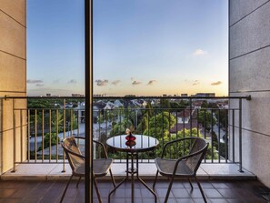 Suíte executiva, várias camas, acessível (Duplex) | Cofres nos quartos, individualmente decorados