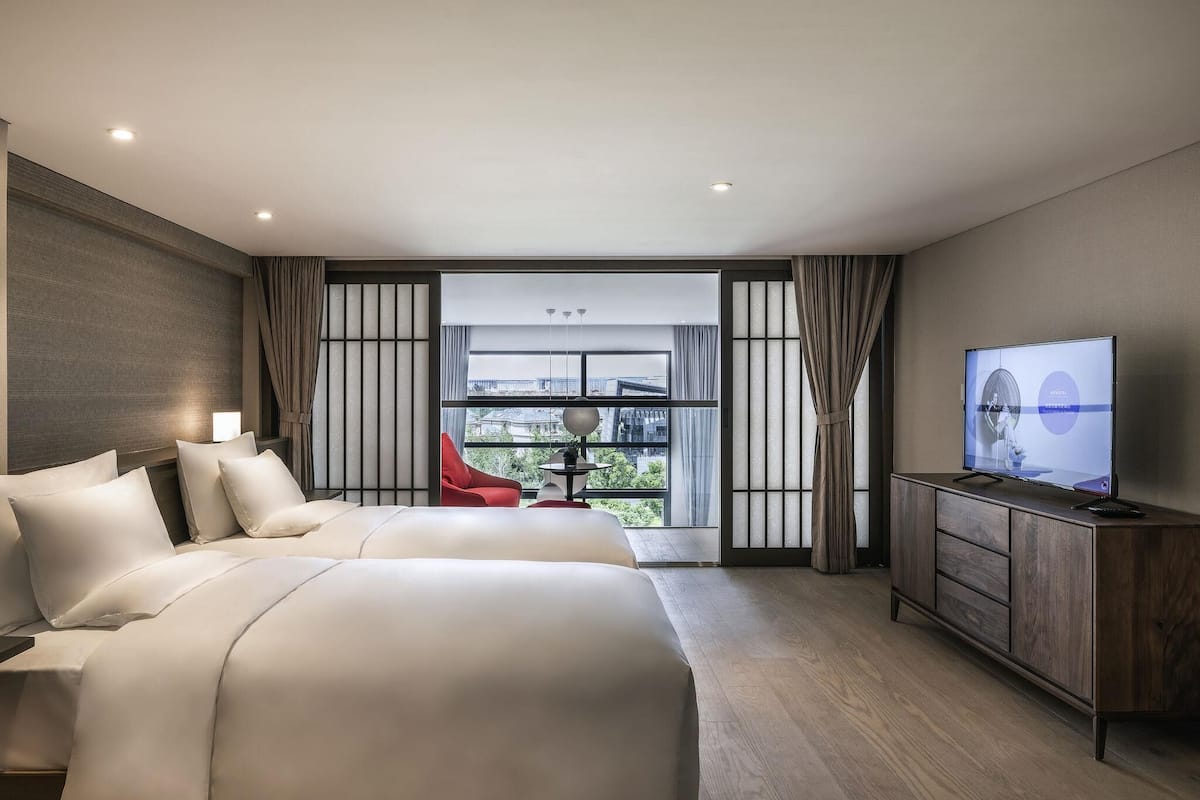 Suite Deluxe, 2 lits une place | Coffres-forts dans les chambres, décoration personnalisée