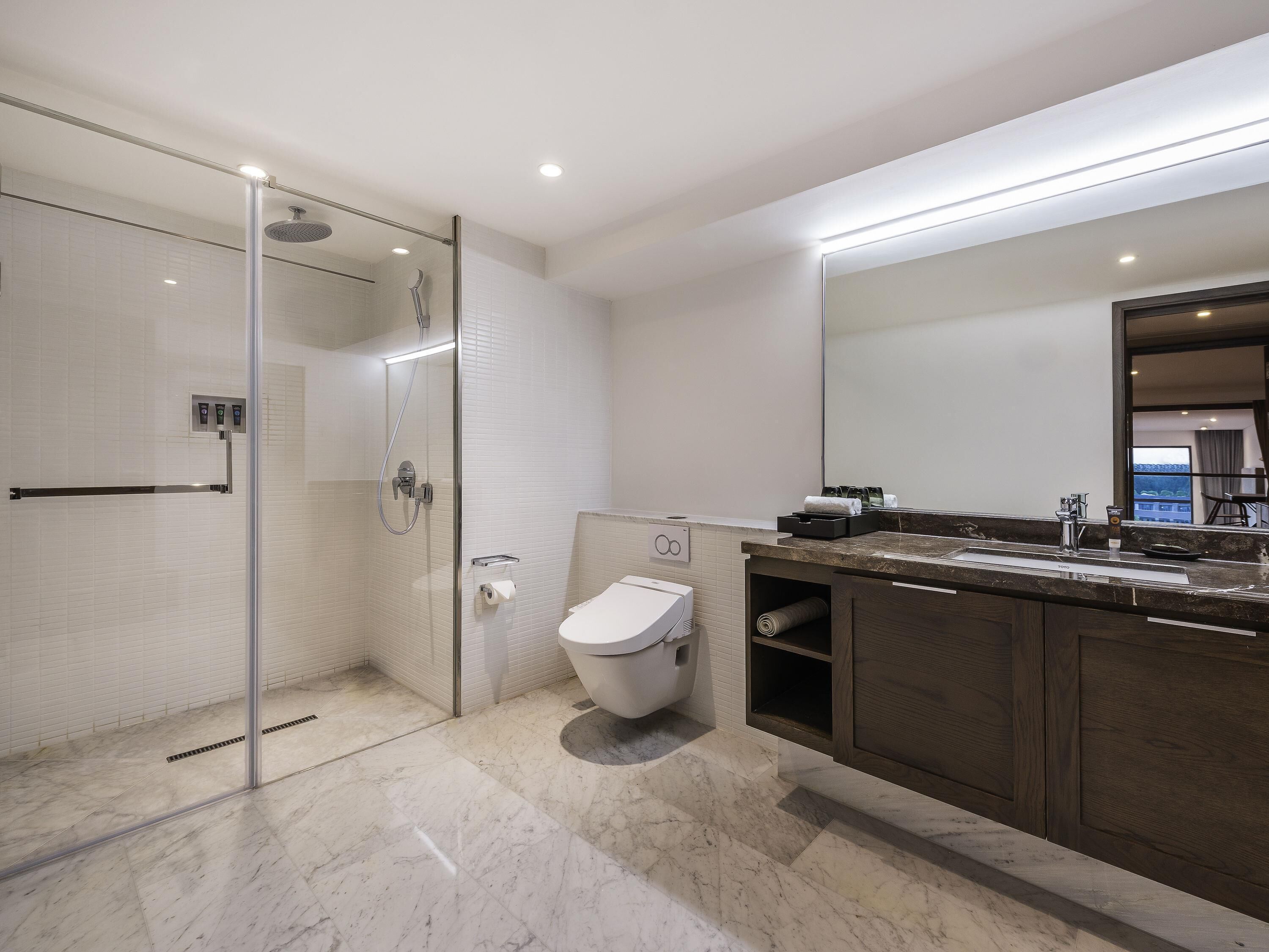 Zimmersafe, individuell dekoriert, Bügeleisen/Bügelbrett