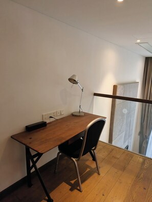 Departamento superior, 1 habitación | Caja de seguridad en la habitación y decoración personalizada