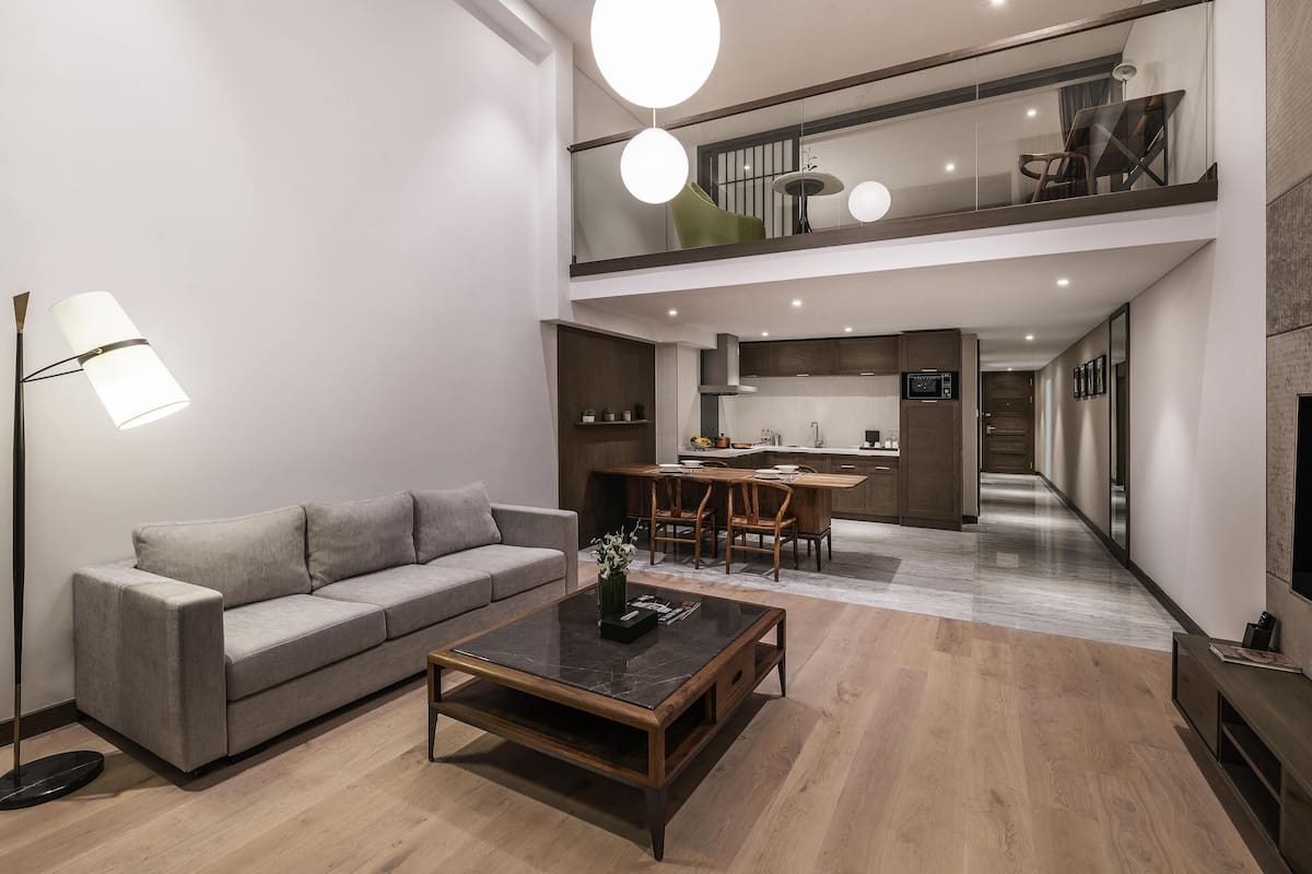 Departamento superior, 2 habitaciones | Caja de seguridad en la habitación y decoración personalizada