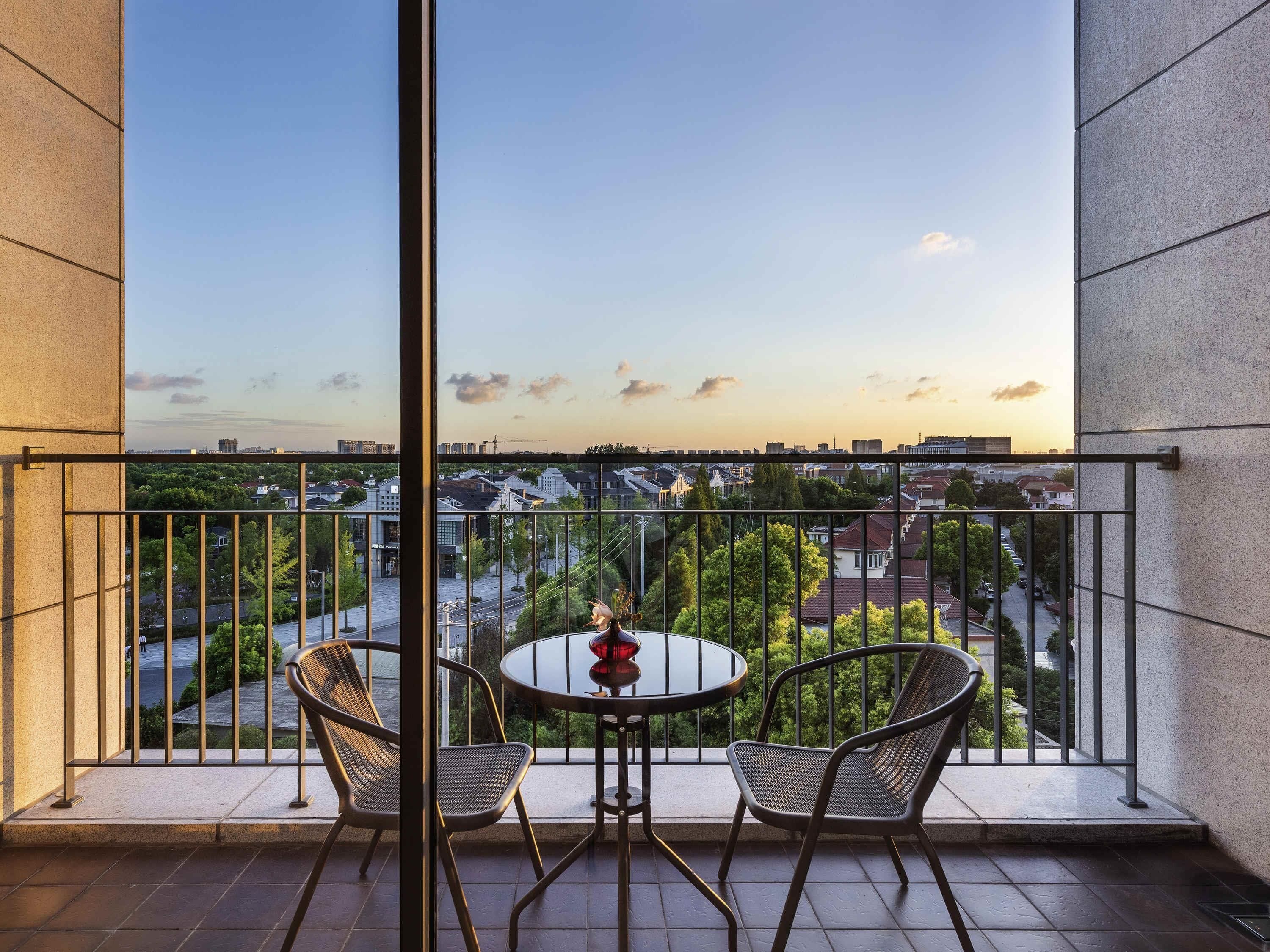 Executive Suite, Multiple Beds, Accessible (Duplex) | In-room safe, individually decorated, iron/ironing board, free WiFi