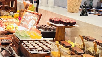 Daily buffet breakfast (CNY 98.00 per person)