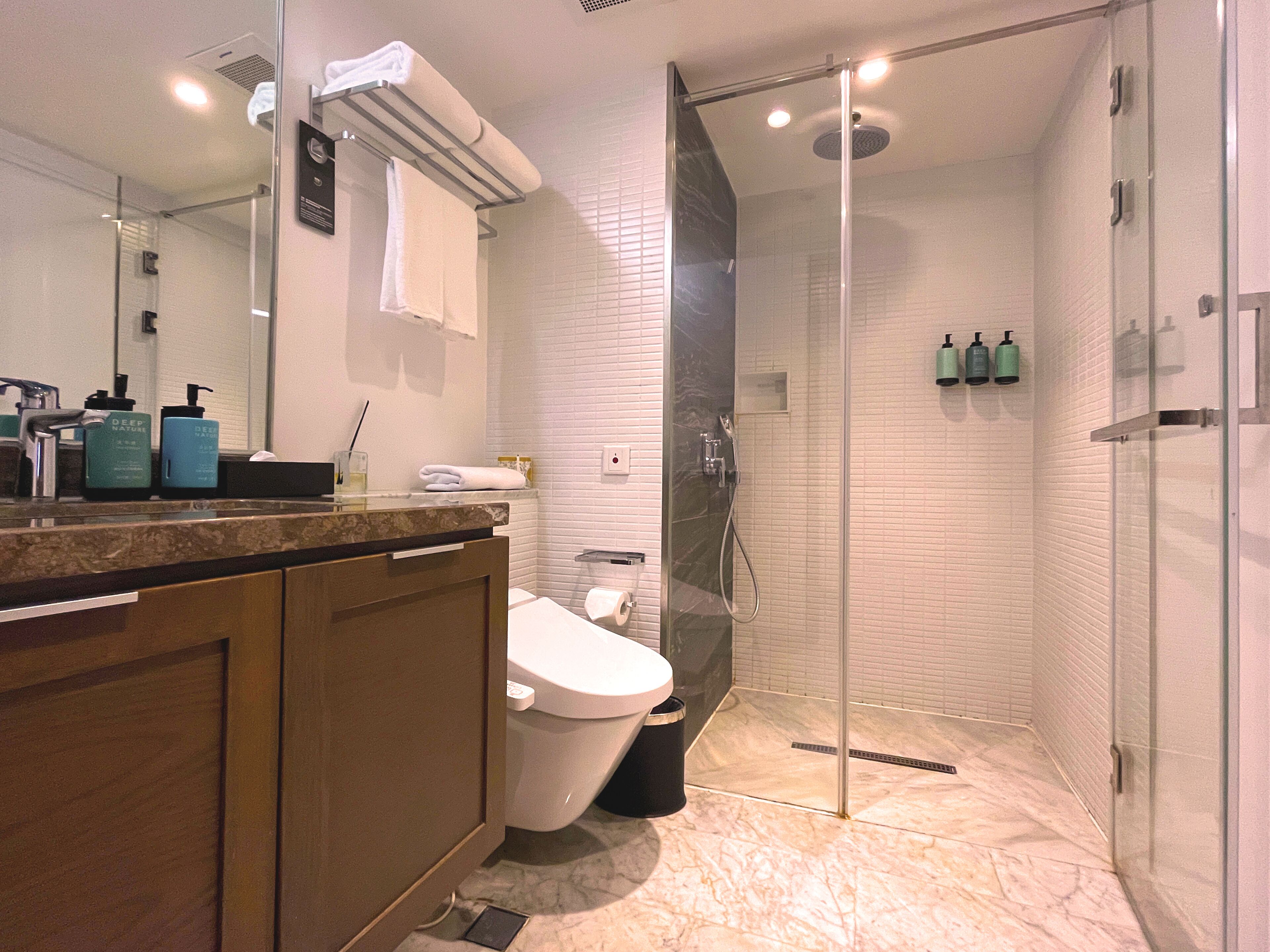 superior apartment, 2 bedrooms | bathroom | shower, free toiletries, hair dryer, bathrobes
