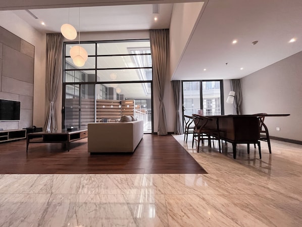 Suite exécutive, Plusieurs lits, accessible aux personnes à mobilité réduite (Duplex) | Coffre-fort, décor unique, fer et planche à repasser