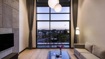 Suite Deluxe, 1 très grand lit (Duplex) | Coffres-forts dans les chambres, décoration personnalisée
