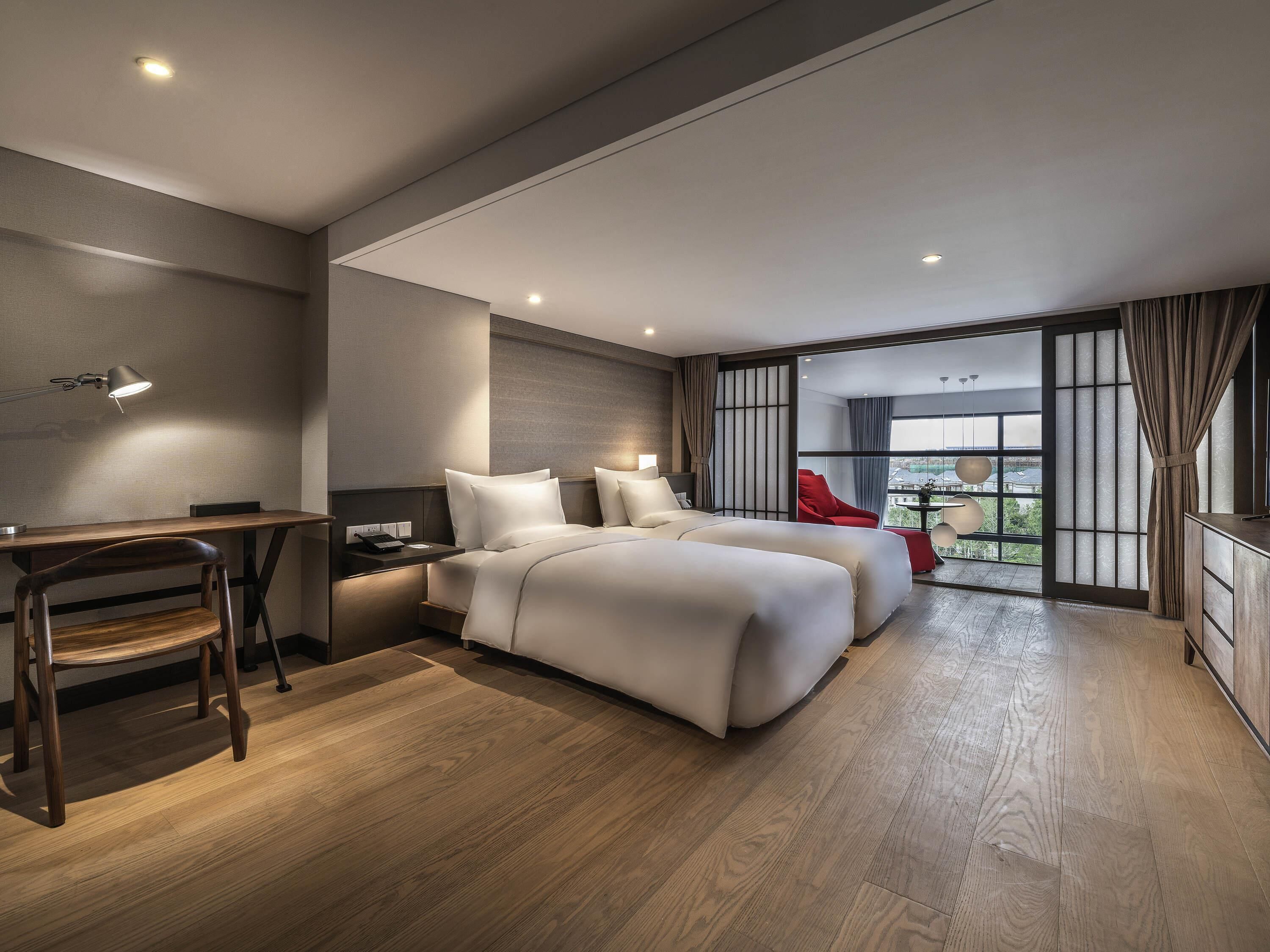 deluxe suite, 2 single beds | in-room safe, individually decorated, iron/ironing board, free wifi