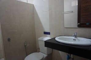 A bathroom with a toilet, a sink, and a shower. - Thapap Resort (Trang)