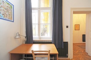 Leilighet – classic, 2 soverom, ikke-røyk, balkong | Oppholdsområde | LCD-TV