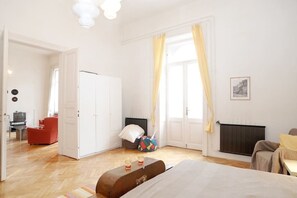 2 soverom, skrivebord, blendingsgardiner og strykejern/-brett