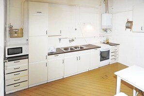 Leilighet – classic, 2 soverom, ikke-røyk, balkong | Eget tekjøkken | Kjøleskap, mikrobølgeovn, ovn og kokeplater