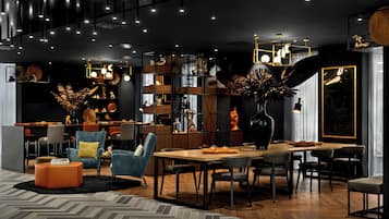 Een modern interieur met een eethoek, zitplaatsen en een boekenkast.