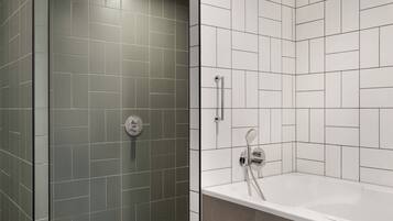 Een moderne badkamer met een glazen douchecabine en een apart badgedeelte.