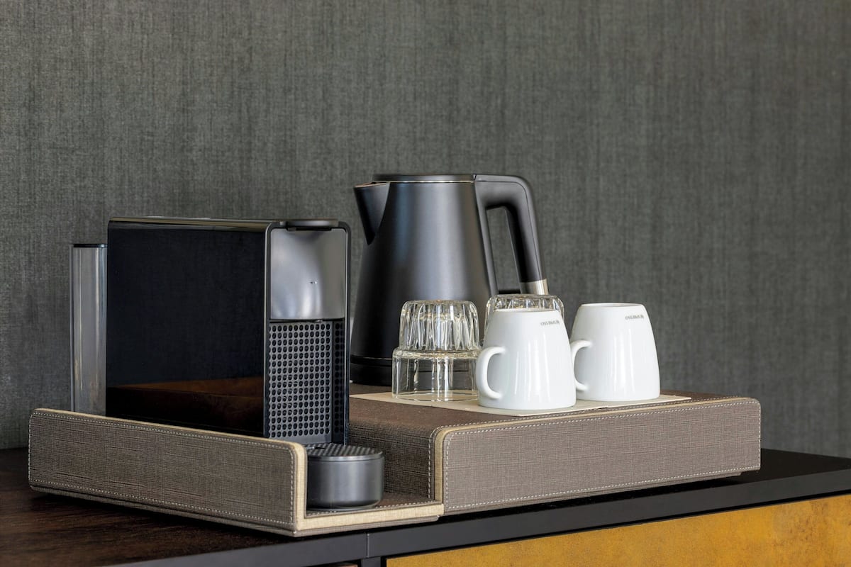 Minibar, caja de seguridad en la habitación y escritorio