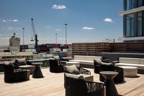Outdoor pool, pool umbrellas, pool loungers - AC Hotel by Marriott Cape Town Waterfront (Cape Town)
