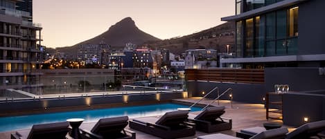 Piscina externa, guarda-sóis, espreguiçadeiras