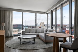Suite, 1 très grand lit, vue port | Vue de la chambre