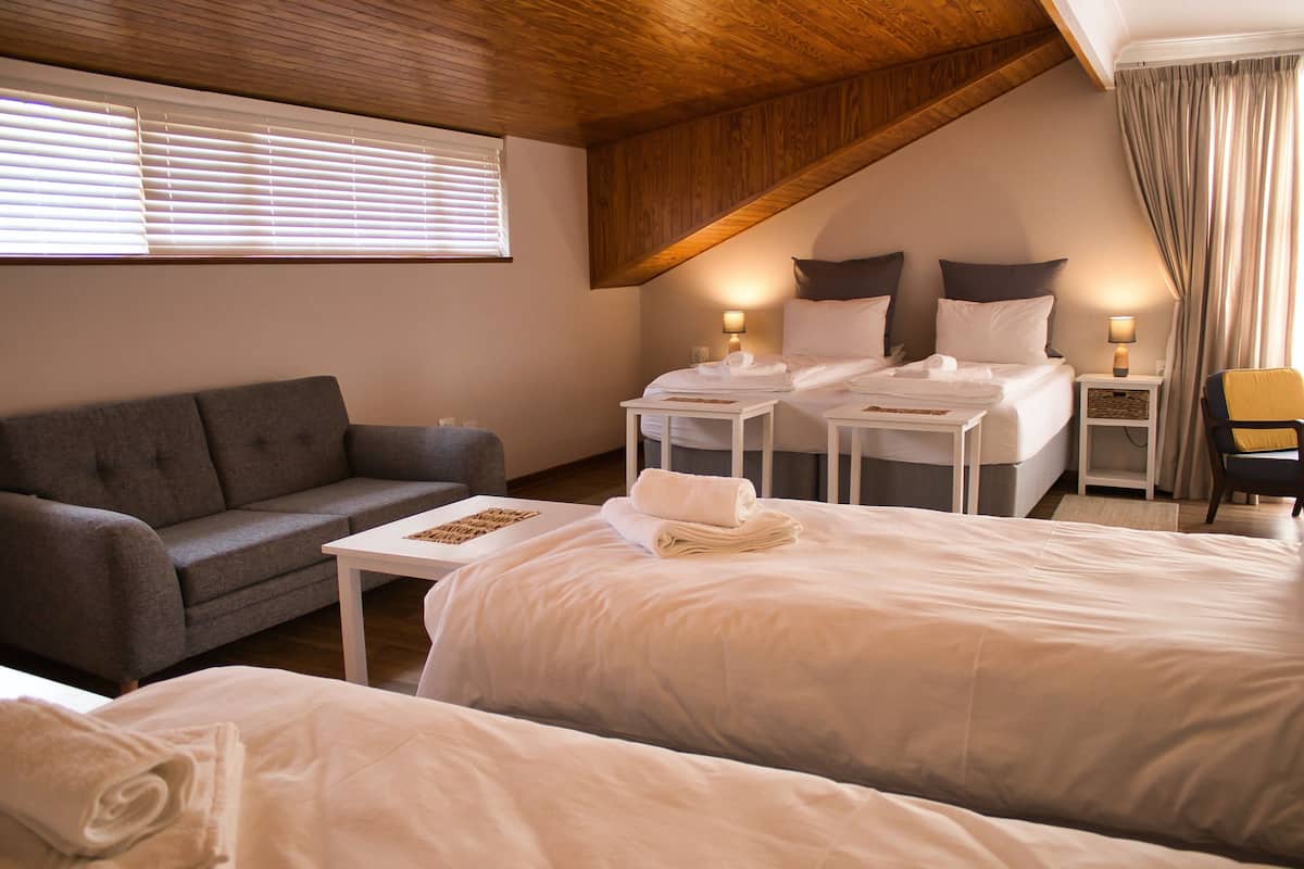 Familiekamer | Lakens van Egyptisch katoen, luxe beddengoed, een kluis op de kamer