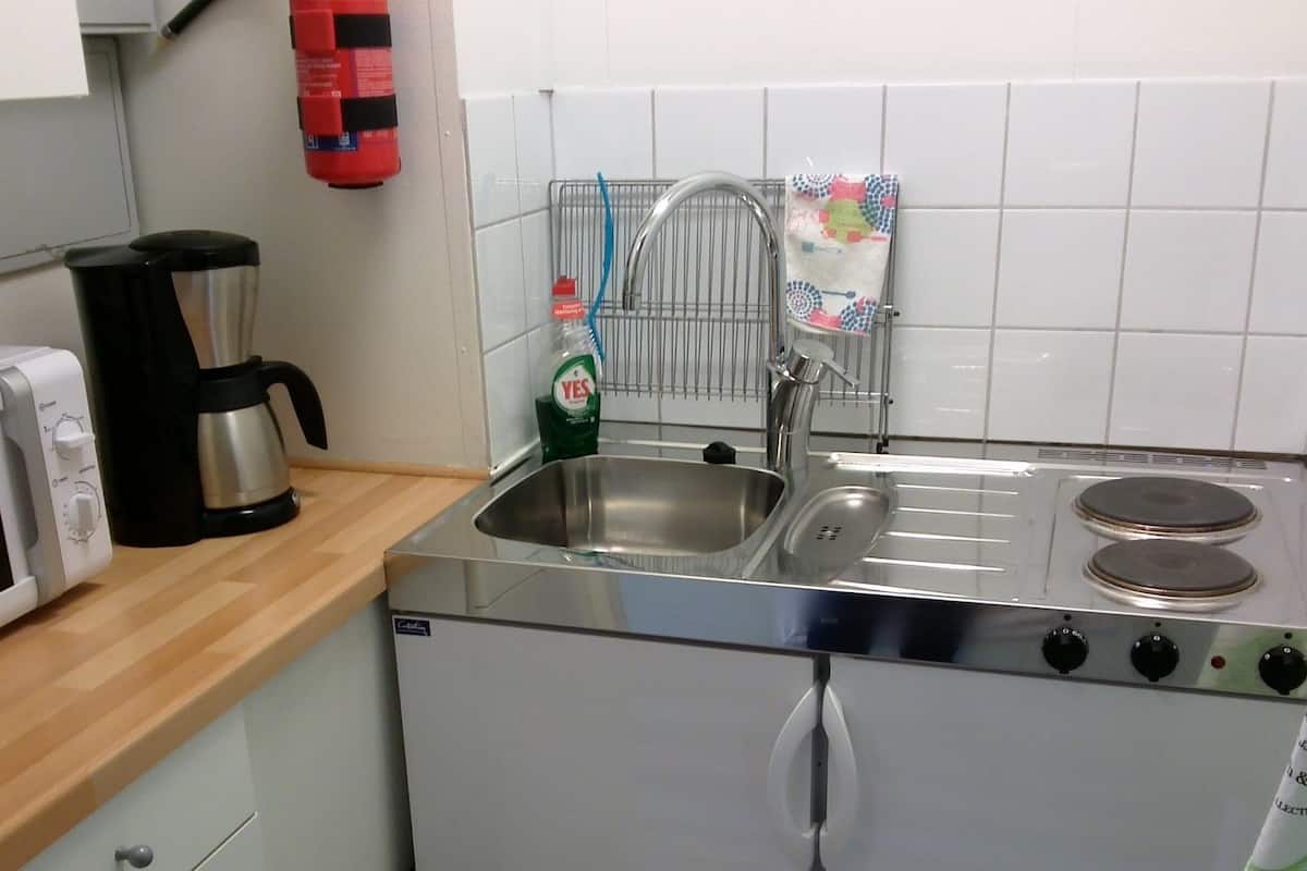 studio, private bathroom | private kitchenette | fridge, microwave, stovetop