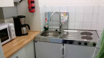 Estúdio, banheiro privativo | Cozinha americana privada | Refrigerador em uma área comum, micro-ondas em uma área comum, cooktop