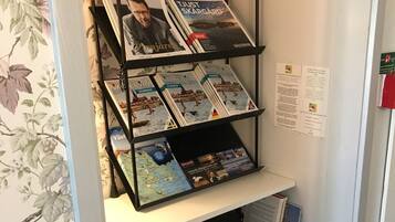 Una estantería con revistas y un equipo de sonido Sony.