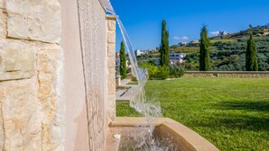 Un edificio de piedra con una fuente de agua.