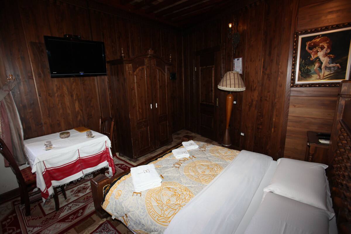 Suite, Hot Tub | 1 bedroom, minibar, desk, soundproofing