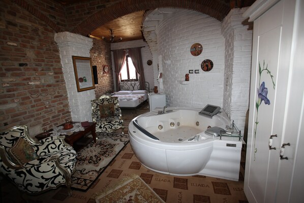 バスアメニティ (無料)、ヘアドライヤー、スリッパ、ビデ