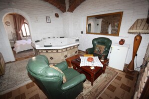 Suite, Hot Tub | 1 bedroom, minibar, individually decorated, individually furnished - Hotel Iliada (Kashar)