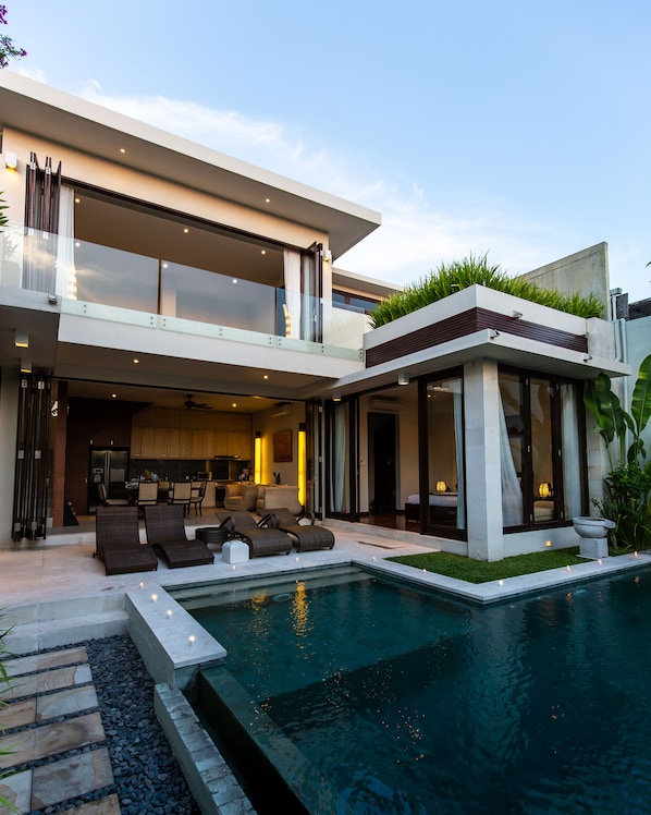 Outdoor banquet area - Villa Portsea (Seminyak)